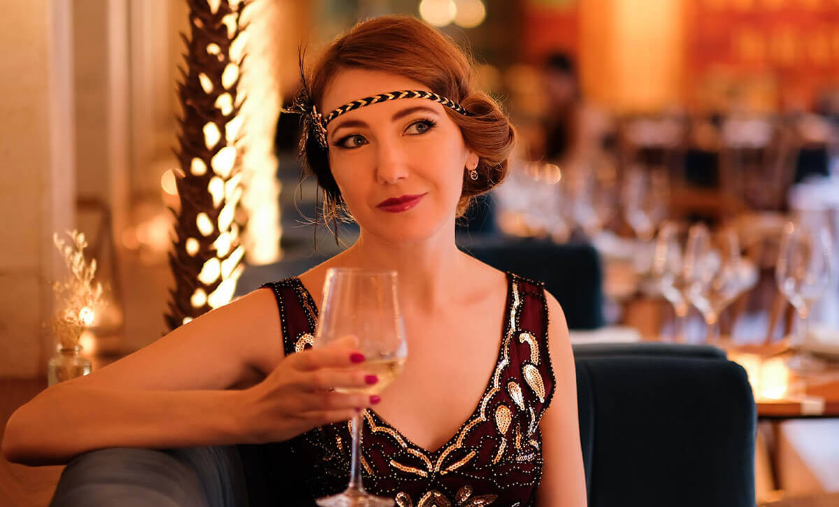 Roaring Twenties or Modern Twist? Choosing the Right Theme for Your Bar Speakeasy