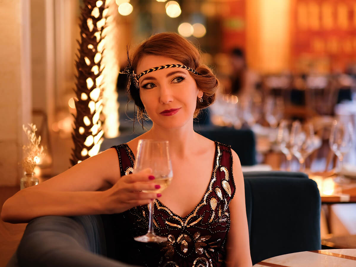 Roaring Twenties or Modern Twist? Choosing the Right Theme for Your Bar Speakeasy