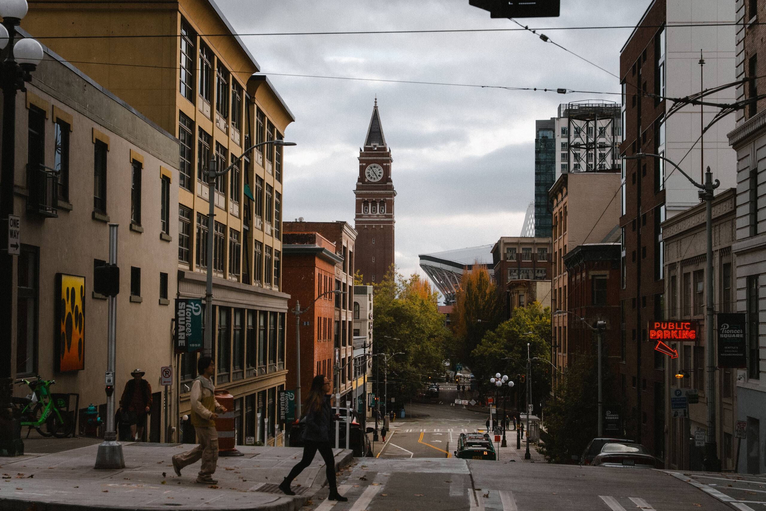 https://www.pexels.com/photo/street-view-of-seattle-with-smith-tower-34290888/